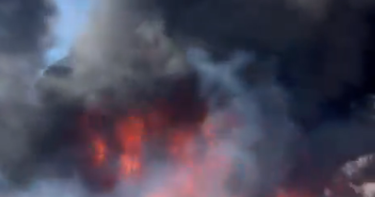 un-incendio-devora-el-punto-limpio-de-isla-mayor-y-amenaza-a-varias